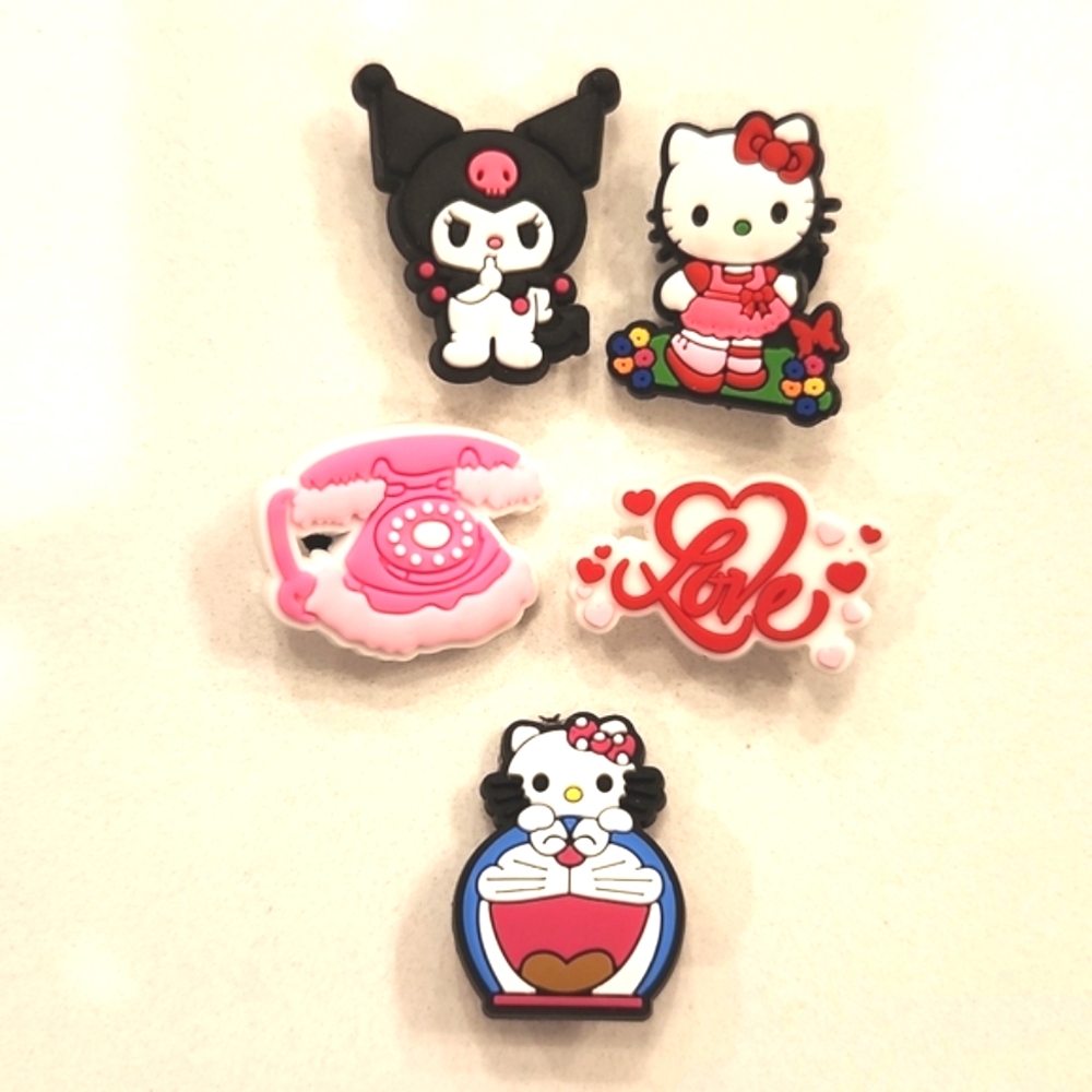5 hello kitty croc charms